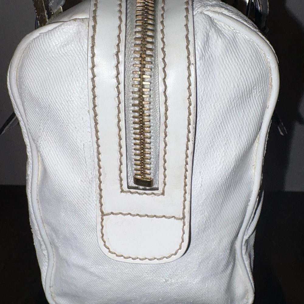 SOLD UNLISTED. Gucci Sherri Line White Leather Tote with Red and Gold Emblem - Picture 4 of 12